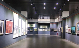 参观昆明市博物馆环保书画展，为搭建教育基地学习、取经